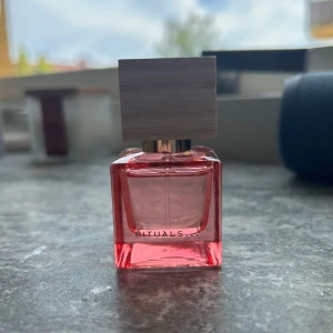 Rituals parfym - blommig, fräsch och sommrig doft, reseformat (15 ml), självklart är den inte använd endast doftad på!