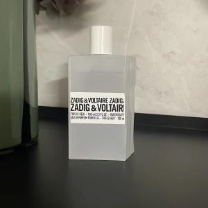 Parfym Zadig & Voltaire - This is her! -100 ml från Zadig & Voltaire. Ca 90% av flaskan kvar. Ingen kartong kvar.