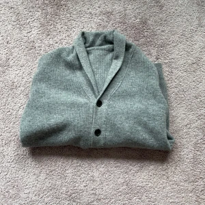 Cardigan merinoull - Säljer denna tvärgata merinoull cardigan! Perfekt nu för sommar kvällar! Nyskick!! Storlek s passar m! Dm vid frågor!