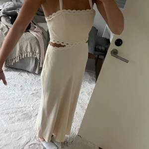 Vit klänning - Säljer denna rikigt snygga klänningen med cut out från mango. Slutsåld på hemsidan! Den är helt ny med prislapp kvar. Pris kan diskuteras ❣️