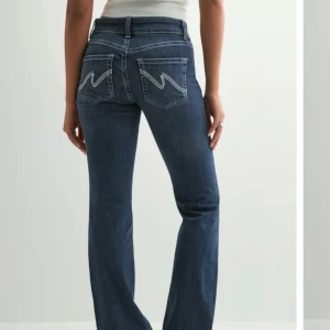 Nelly jeans - Säljer mina Nelly stich jeans köpamta för 699kr. Lappen är kvar och dom är aldrig andvända. Tiden att lämna tillbaka dom gick ut. Därav säljer jag dom