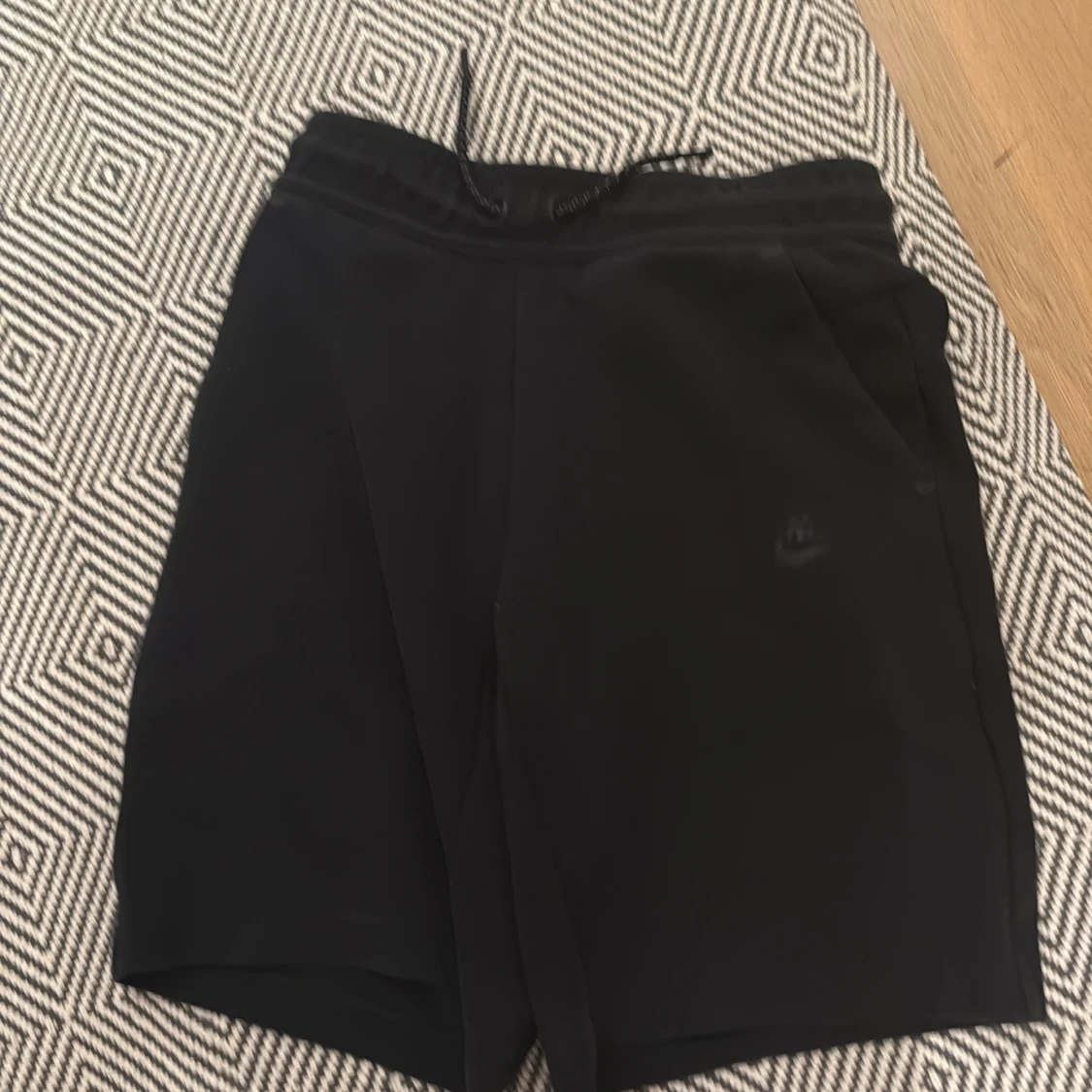 Svarta Nike tech shorts med snörning