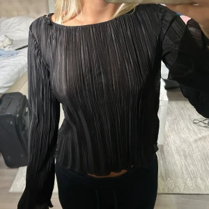 Blus - Jättefin blus från NA KD, den har två band i ryggen man kan knyta hur man vill ha de