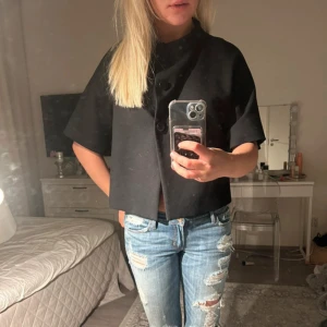 3/4 poncho  - Trekvarts poncho från tara jarmon, storlek 38 men passar även mindre. Jätte bra skick