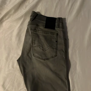  Replay Anbass - Väldigt efter frågade gråa Anbass från Replay med klassisk femficksdesign och slim fit passform. Passar 30/32 (jag)