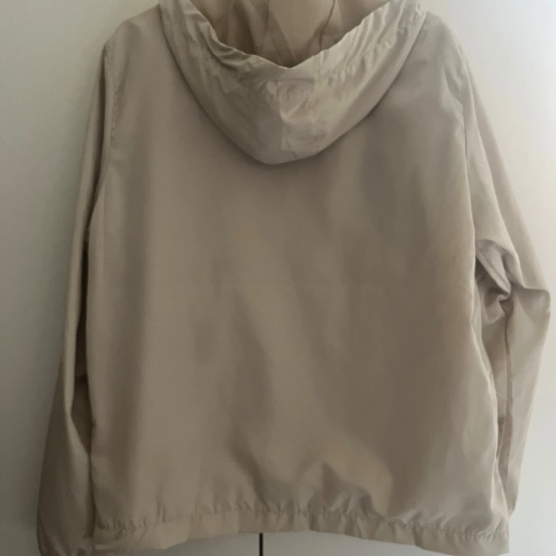 Beige vindjacka från Moncler - 1