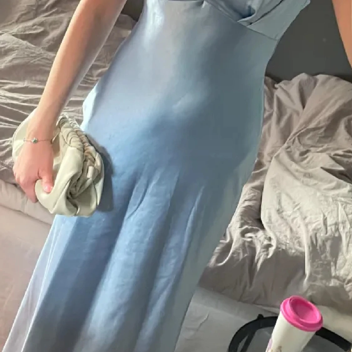 Ljusblå långklänning med öppen rygg - 1