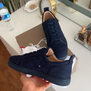 Mörkblå loubs - Hej säljer mina skor som är helt nya och allt följer med 