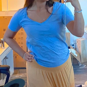 1 blå 1 vit T-shirt - Säljer 2 T-shirts. Båda storlek xxs men passar S/M. Båda för 100🥰