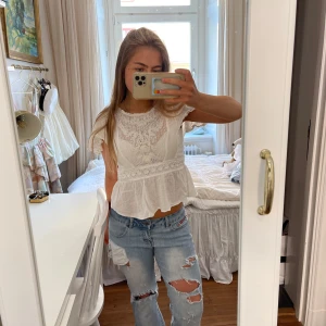 Blus - Jättefin peplum blus / topp med spets och broderi. Små bus fläckar nere med ärmen syns på sista bilden men märks inte.