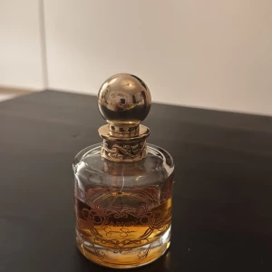Fancy Jessica Simpson  - Eau de parfum från Jessica Simpson Fancy erbjuder en långvarig doftupplevelse. Med 10 % till 20 % parfymolja är det en av de mest koncentrerade formuleringarna. För ännu längre hållbarhet kan du kombinera eau de parfum med dina favoritvårdsprodukter.