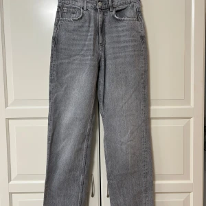 Gina jeans - Snygga grå jeansi rak modell. Älskar jeansen, högmidjade raka och man får snygg rumpa. Använder inte längre, mwn har varit mina favoritjeans