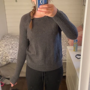 Mörkgrå stickad tröja - Mysig mörkgrå stickad tröja från ONLY som är använd få gånger. Tröjan är dock lite nopprig och få trådar som sticker ut (se bild 3/4) 