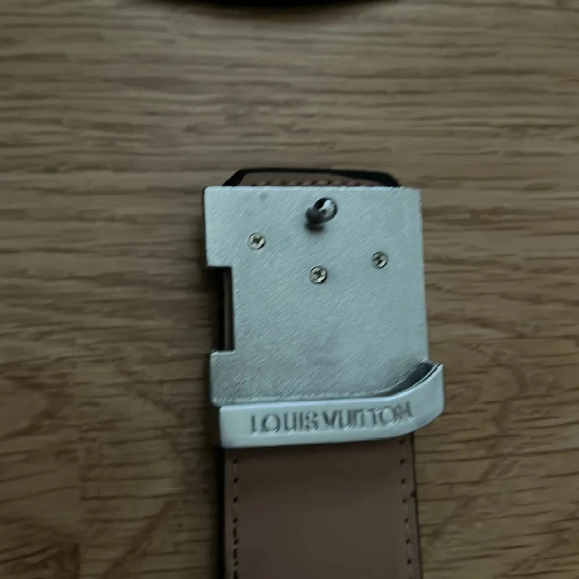 Rutigt svart bälte med silvrigt märke - 4