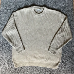 Beige stickad tröja från Zara - Snygg beige stickad tröja från Zara i storlek S. Tröjan har rund halsringning, ribbade muddar och ärmar samt en klassisk, enkel design som är lätt att matcha. Perfekt för lager-på-lager och chillare dagar.