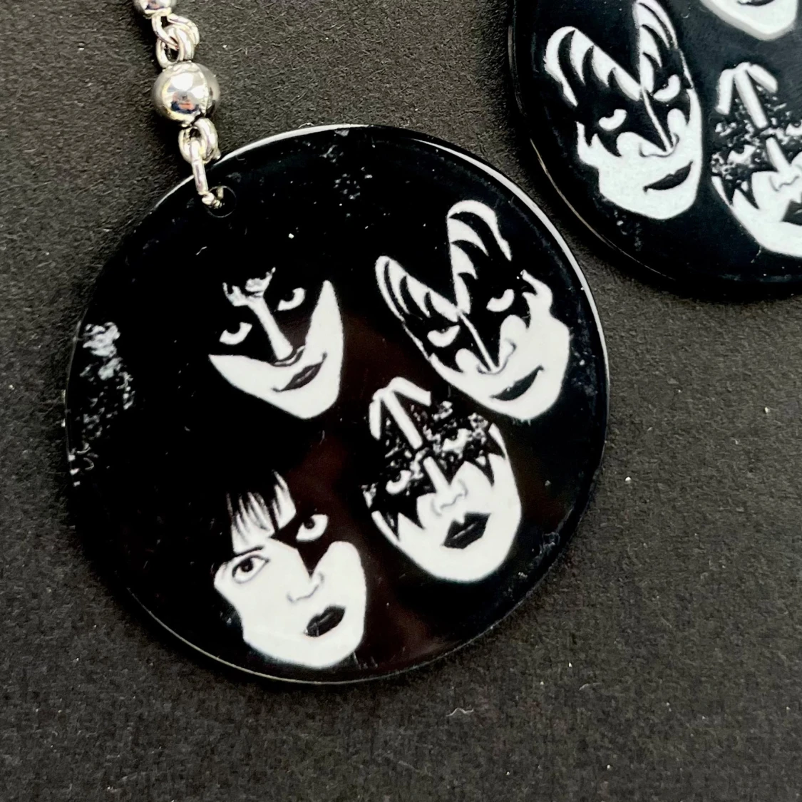 Svarta örhängen med KISS-motiv - 1