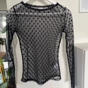 Topp/tröja från Gina Tricot! Ny! - Genomskinlig tröja från Gina Tricot          Endast tvättad 1 gång, sedan aldrig använd   