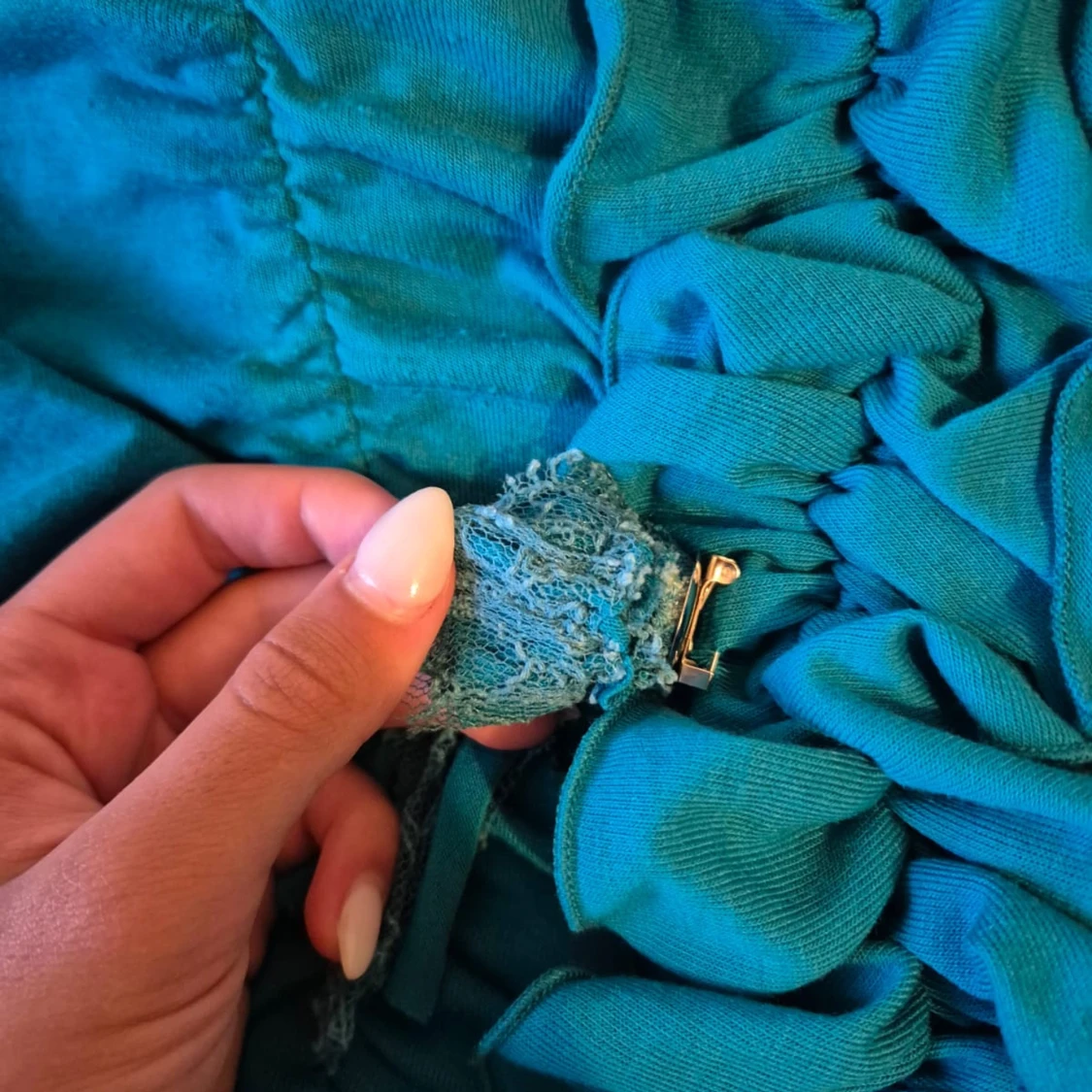 Turkos kortklänning med volangdetalj - 4