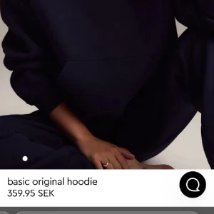 Hoodie från Gina  - En stilren mörkblå hoodie med klassisk huva och magficka. Tröjan har en relaxed passform och är tillverkad i mjuk bomullsmix, perfekt för chill dagar. Långa ärmar och enkel design gör den lätt att matcha med allt. Skriv för frågor eller bilder den är i bra skick!!💕