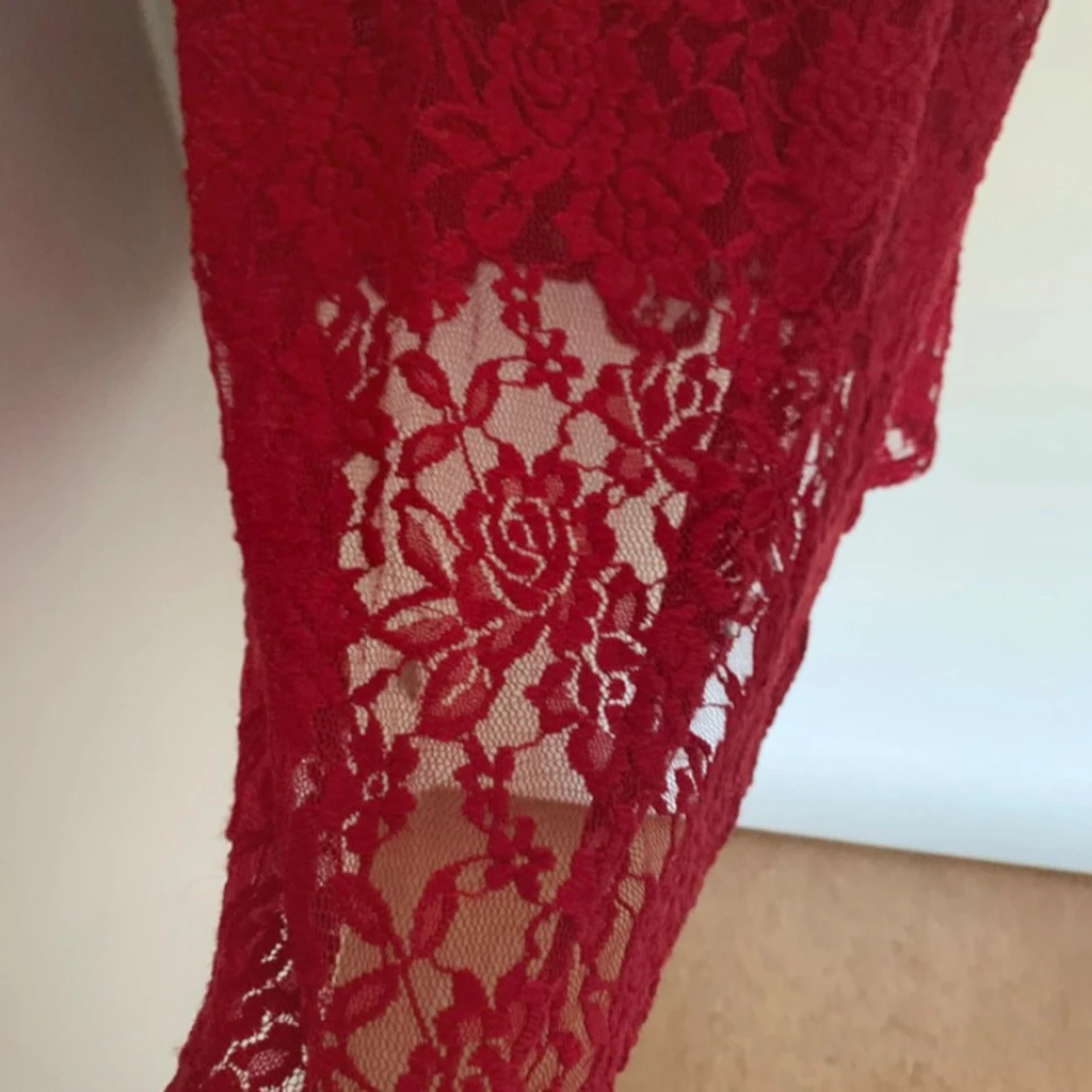 Röd spetsklänning från Isolde - 4