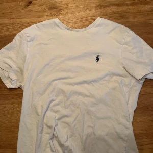 T-shirt Från Ralph Lauren - En tvär fet ralph lauren t shirt! Perfekt för sommaren! Storlek: S | Skick: Nyskick | Passform: slim | Hör av dig om du har frågor 🤙 ✌️