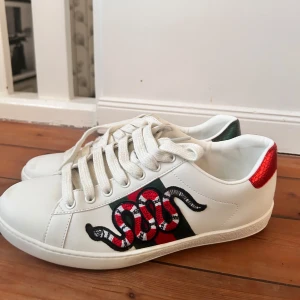 Gucci Ace sneakers  - Gucci Ace sneakers. Använda 1 gång så i väldigt bra skick. Storlek 42. Kommer i orginalkartongen