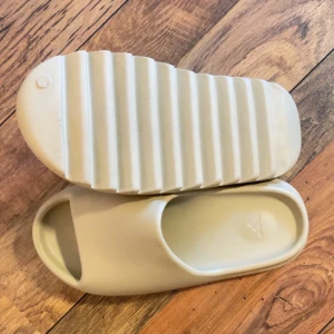 Yeezy Slides - Säljer mina Yeezy Slides då de inte passar mig. Dom är helt oanvända och i utmärkt skick. Hör gärna av dig om du har någon fråga ❗️❗️