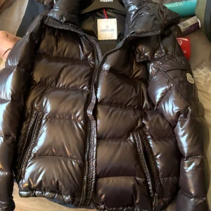 Moncler Maya - Moncler Maya strl 2 – mörkt vinröd (nästan svart) 100 % äkta, passar S–M. Unik färg som ser svart ut i vissa ljus. Fint skick – inga hål, fläckar eller dragkedjeproblem. Enda anmärkning: innerlappen släppt lite i kanten (se bild). 📦 Endast jackan. 📸 Fler bilder/video vid intresse. 💰 Pris: 3800 kr – bud välkomnas! 💬 Skriv vid frågor, snabb affär prioriteras.