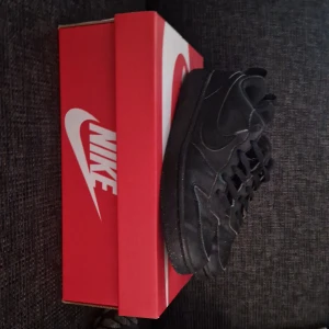 Nike court borough low recraft svart - Dem är använda men är tvättade och ser bra ut. Det kommer med lådan som hör till skon. Dom har några små märken men det syns inte.