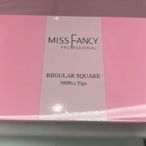Miss Fancy nageltippar  - Säljer min nästan helt orörda rosa ask med 500 st klara nageltippar från Miss Fancy. Tipparna är i regular square och sorterade i olika storlekar. Säljer dessa pågrund av att jag inte använder dem. Obs rekommenderar dessa till dig som inte har korta nagelbäddar
