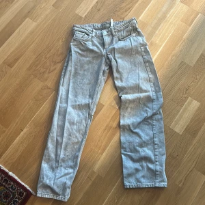 Ljusgråa arrow los waist straight jeans - Säljer ett par ljusgrå jeans från weekday. Köpte de för 500kr❤️