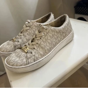 Beige sneakers från Michael Kors - REUPLOAD med gratis frakt!  vanliga annons finns på min sida!🤎