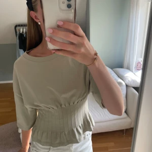 Sand-grön topp från Gina Tricot - Supersöt topp från Gina tricot, använd kanske 3 gånger. Toppen är snygg till både jeans och shorts/kjolar! 