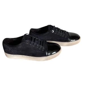 Lanvin Navy Blue - Säljer mina snygga Lanvin skor som har färgen Navy Blue. UK size 8 som motsvarar strl 42 men passar också 43. Mycket bra skick och inga defekter, og tillbehör medföljer inte. Skicka ett DM vid fundering🌟