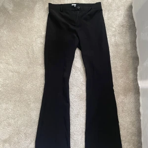 Medelhöga kostymbyxor från Ryvls - Jätte fina kostymbyxor från Ryvls med en medelhög midja. De är super fina men då jag har ett par andra kostymbyxor har inte de här kommit till användning💞Priset går att diskutera, de finns inga defekter och de är bara att fråga om mer bilder vid intresse💗