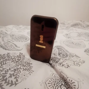 1 million Paco Rabanne prive - 1 Million Privé by Paco Rabanne – ca 28 ml kvar (av 50 ml). Exklusiv och eftertraktad herrdoft med varma, kryddiga toner av tobak, kanel, myrra och tonkaböna. Utgången/discontinued – svår att få tag på. Flaskan är i fint skick och har förvarats mörkt och svalt. Perfekt för höst, vinter och kvällstid. Äkta produkt, fungerar som den ska. Skicka PM vid intresse! PRISET ÄR LITE SÅ KAN EJ DISKUTERA FÖR EN MYCKET MINDRE SUMMA BARA OM DE GÄLLER NÅGON SLANT. 