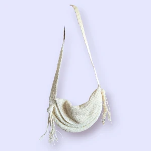 Axelväska/stråväska från Arket - Säljer en superfin naturvit axelväska från Arket som har bred flätad axelrem med knutdetaljer och fransar i ändarna, perfekt för en chill och avslappnad look. Rymlig insida med innerficka för småsaker samt magnetlås. Perfekt till sommaren!