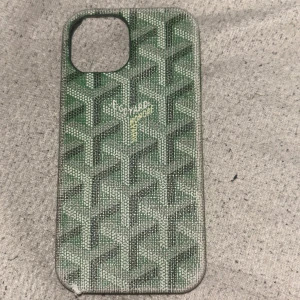 Grön mobilskal med mönster - Säljer ett snyggt mobilskal som passar iPhone 15