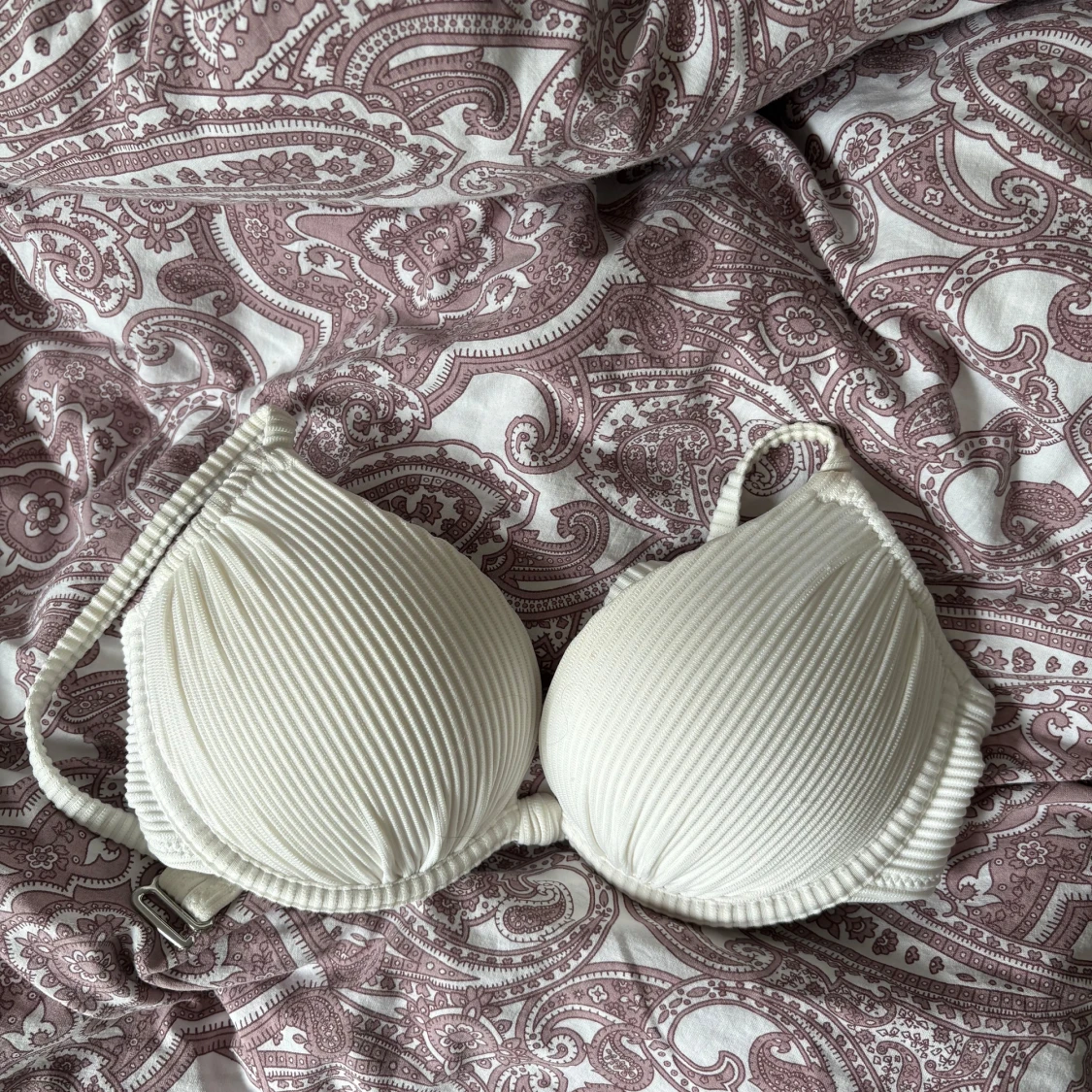 Vit ribbad bikiniöverdel från H&M