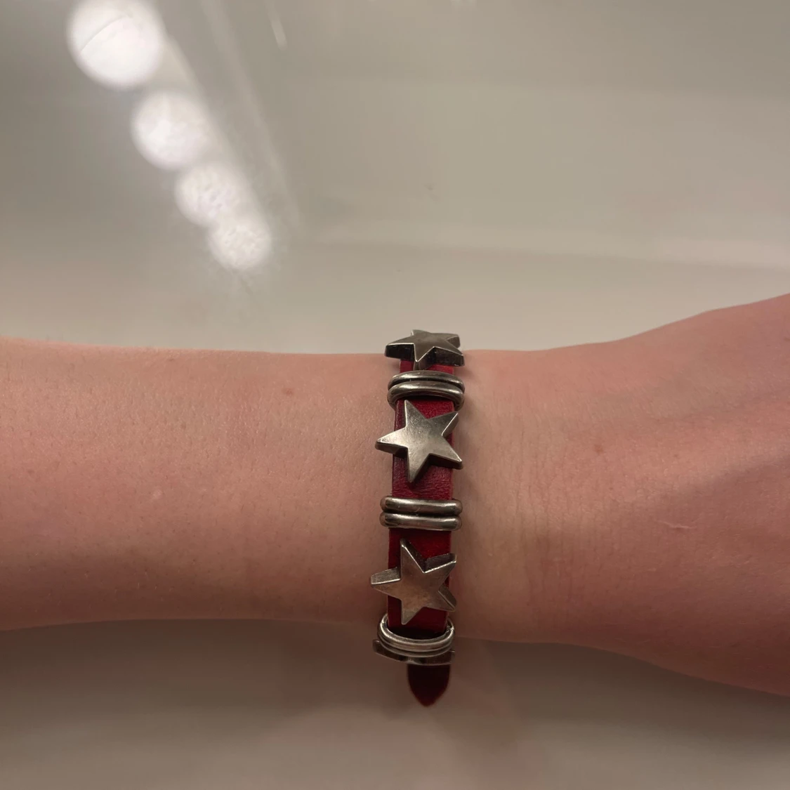 Rött armband med stjärnor