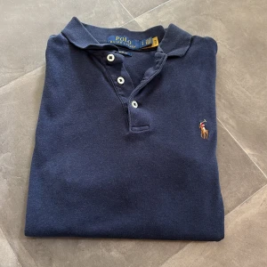 Ralph Lauren piké GE PRISFÖRSLAG  - Skick: 9/10 | Storlek: S | Passar XS | Passar perfekt för dig som är 165-170 | Nypris: 1500 | Mitt pris: Ge prisförslag | Hör av er vid frågor. 