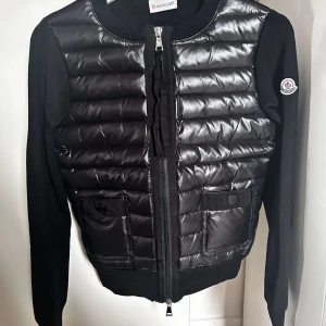Moncler cardigan - Säljer min helt nya moncler cardigan i storlek xs och S. Finns inga tecken på användning. I jackan finns det QR kod som garanterar äkthet.