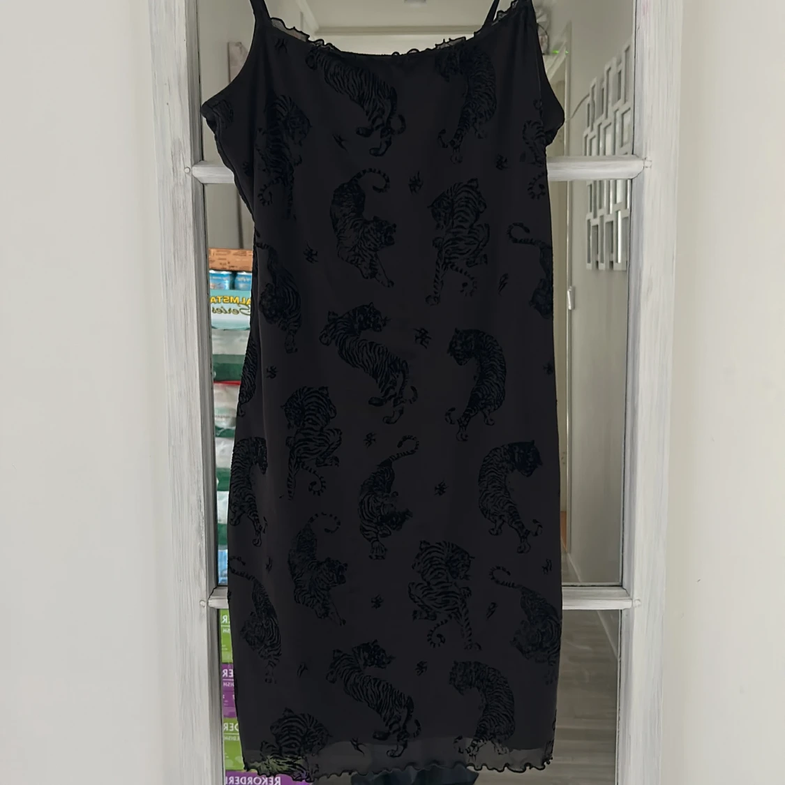 Svart klänning med tigerprint H&M Divided