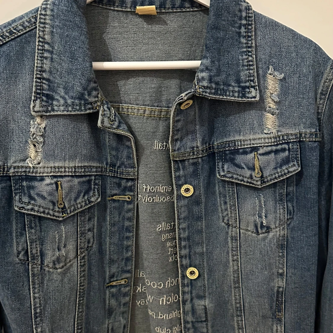 Blå jeansjacka med broderi - 1