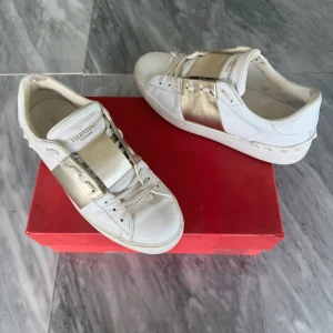 Valentino Open skor  - Valentino Open - Skick: jättefint skick - Storlek 37 - Tillbehör: Valentino Box - Nypris: 6000kr - TrendWardrobe
