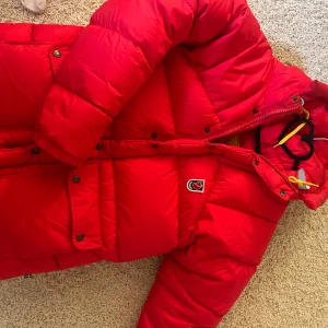 Röd fjällrävenjacka - Äkta fjällrävenjacka, köpt förra året och bara använd runt 5 gånger. Sista bilden ser man en liten fläck uppe på luvan som var där när jag köpte den. Storlek xxs, men det är en stor modell så den är ändå stor och rymlig. Helt som ny!!💓