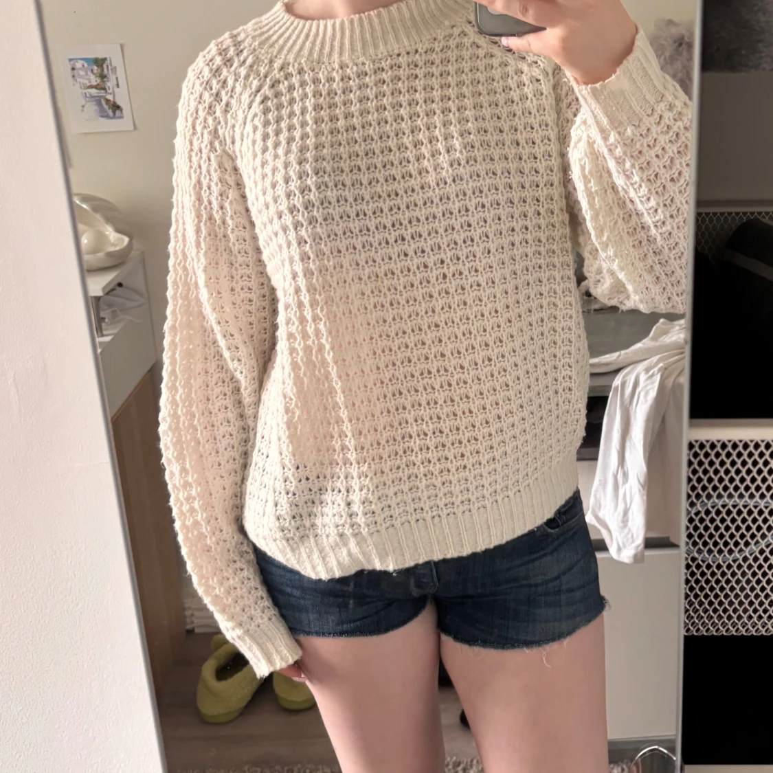 Vit stickad tröja med grovt mönster