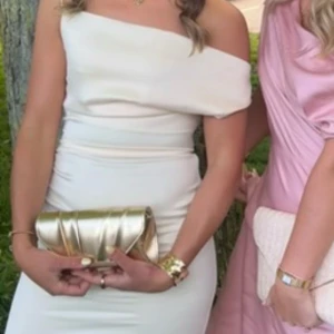 Gul offshoulder långklänning - Supersnygg gul långklänning med offshoulder och slits på sidan. Klänningen har en figurnära passform och är perfekt för speciella tillfällen. Stilren och elegant design som verkligen sticker ut.