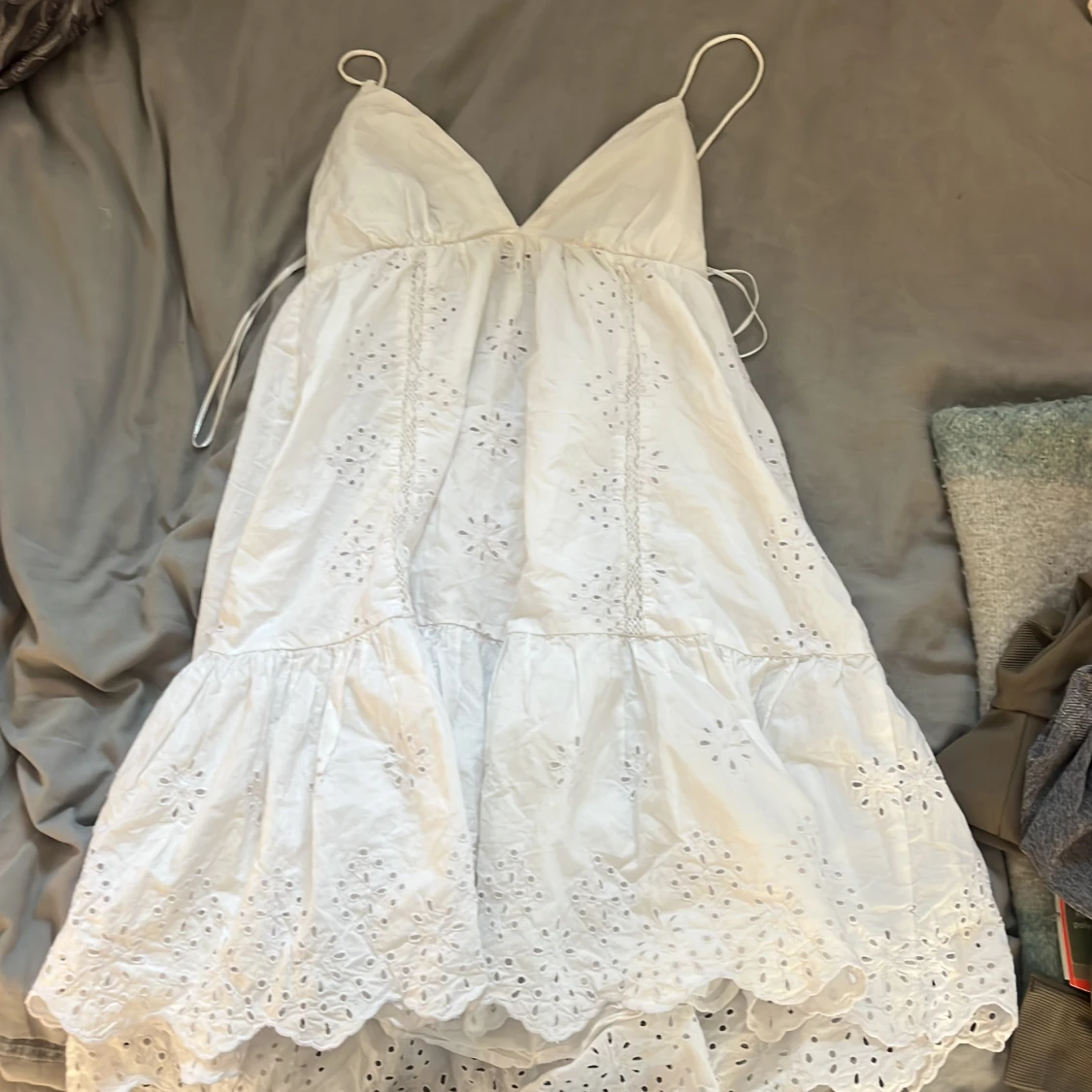 Vit somrig klänning med broderade detaljer