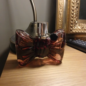 Viktor & Rolf Bonbon parfym 50 ml - Säljer en Viktor & Rolf Bonbon parfym i 50 ml som har använts några gånger och finns lagom mycket kvar. Priset är på 567 kr, då ingår frakten på 67 kr i priset. Paketet skickas med postnord hem, betalning görs endast med swish! När jag har mottagit swish, så beställer jag frakten på postnord. Oseriösa och dryga köpare som försöker pruta besvaras inte. Tack på förhand. 